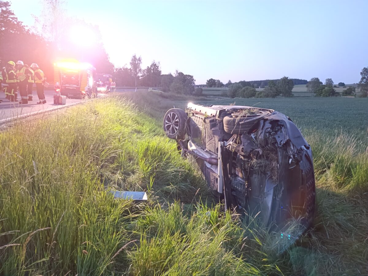 Von der Straße abgekommen: Fahrer schwer verletzt