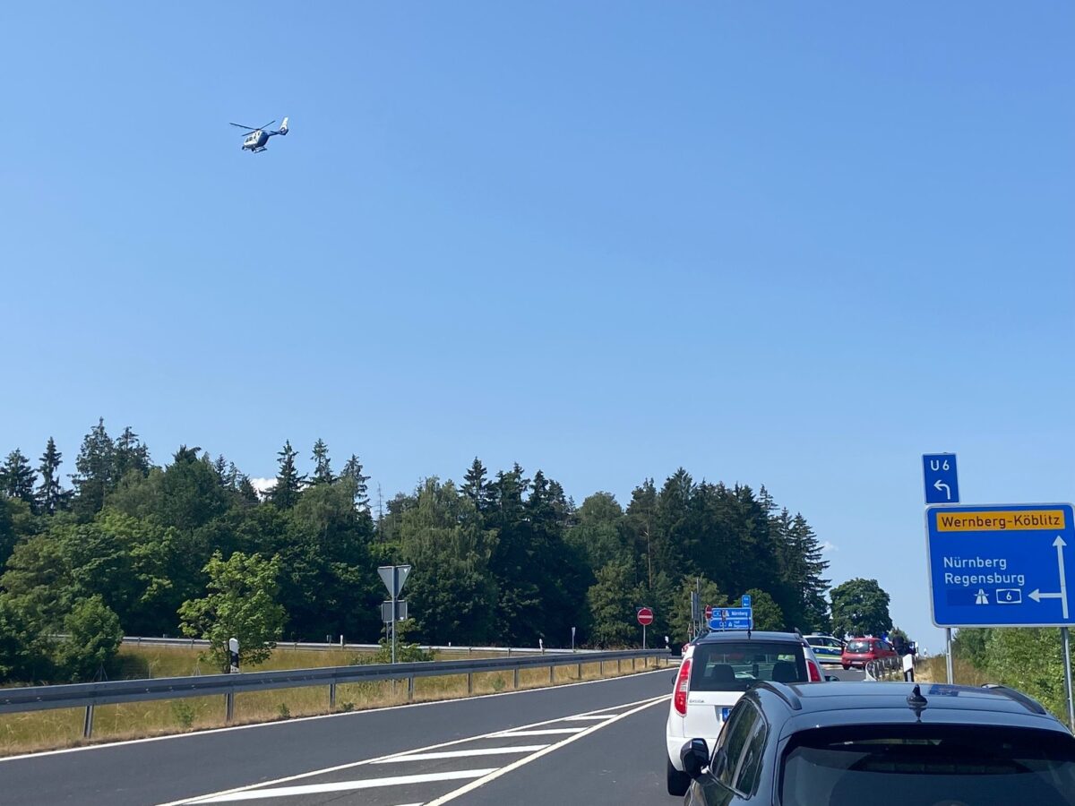 Person eingeklemmt: Schwerer Verkehrsunfall auf der NEW 42