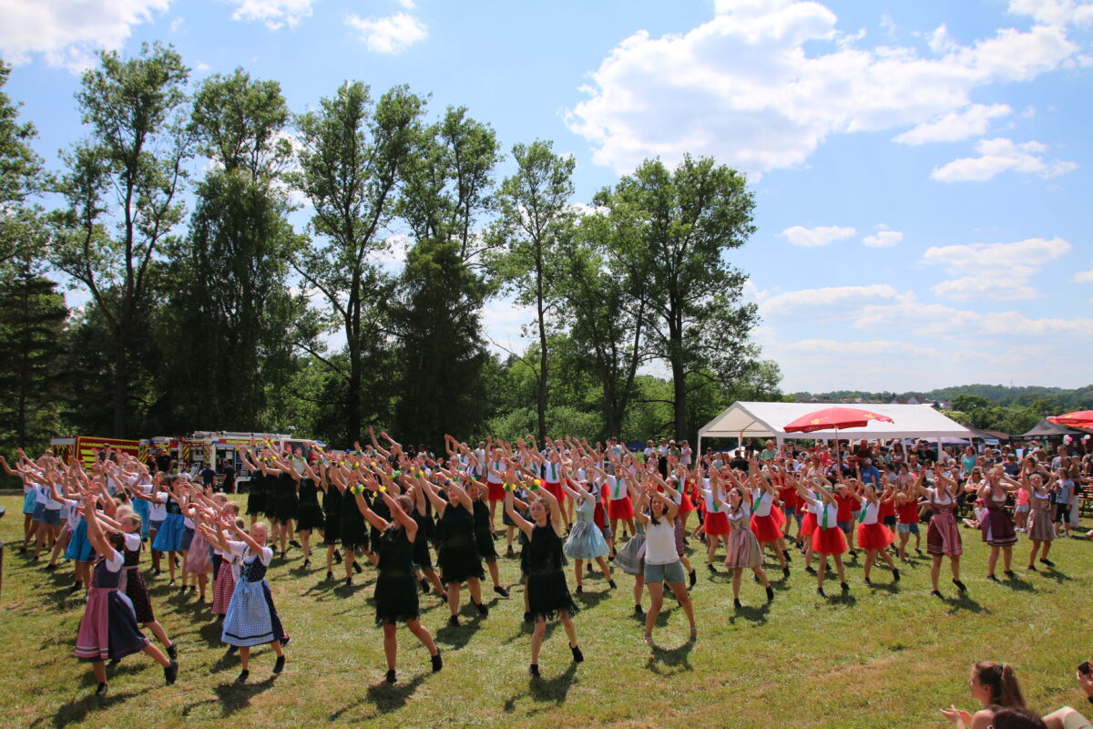 Hunderte Besucher erleben Spielplatz Wald
