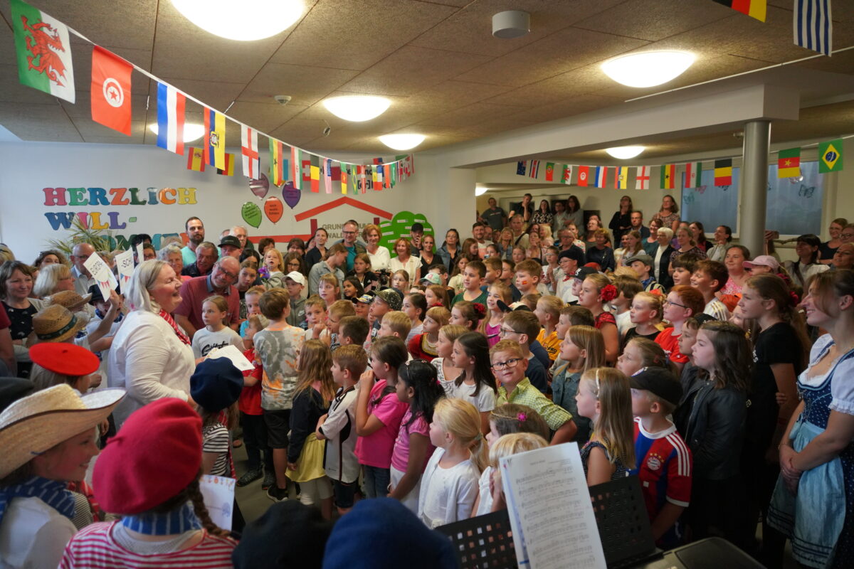 Schulfamilie feiert Europa