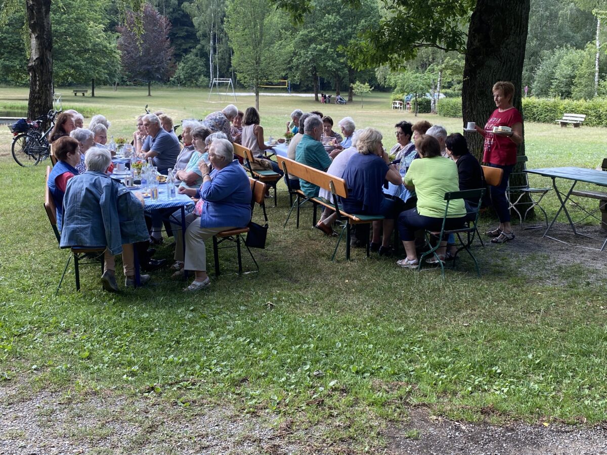 Senioren fühlen sich am "Bursweiher" wohl
