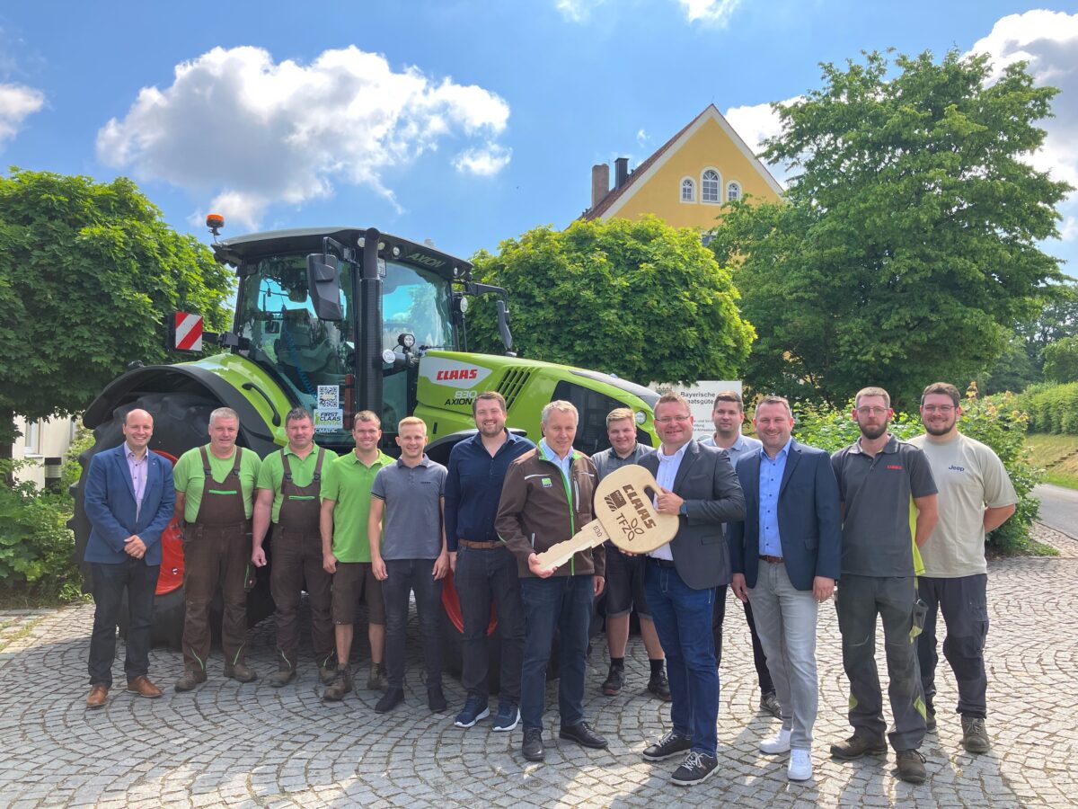 Neuer Traktor am Staatsgut Almesbach klimafreundlich unterwegs