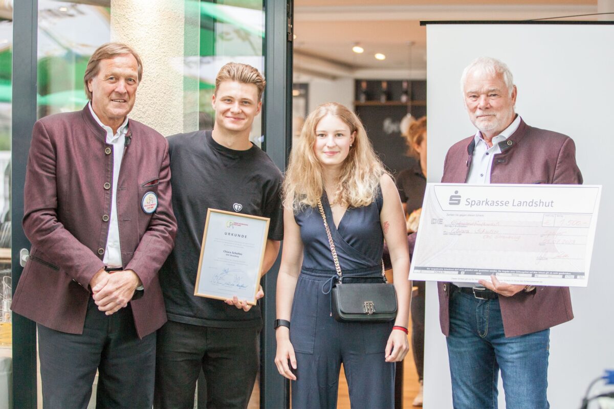 Erich-Kühnhackl-Stiftung ehrt Chiara Schultes als beste Torhüterin