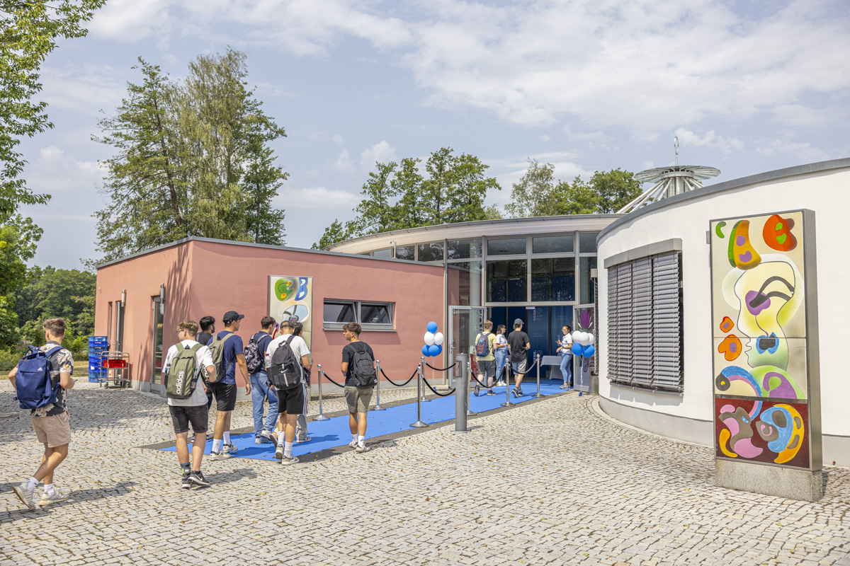 Jugendliche und Studenten treffen beim DENK.summit auf innovative Unternehmen