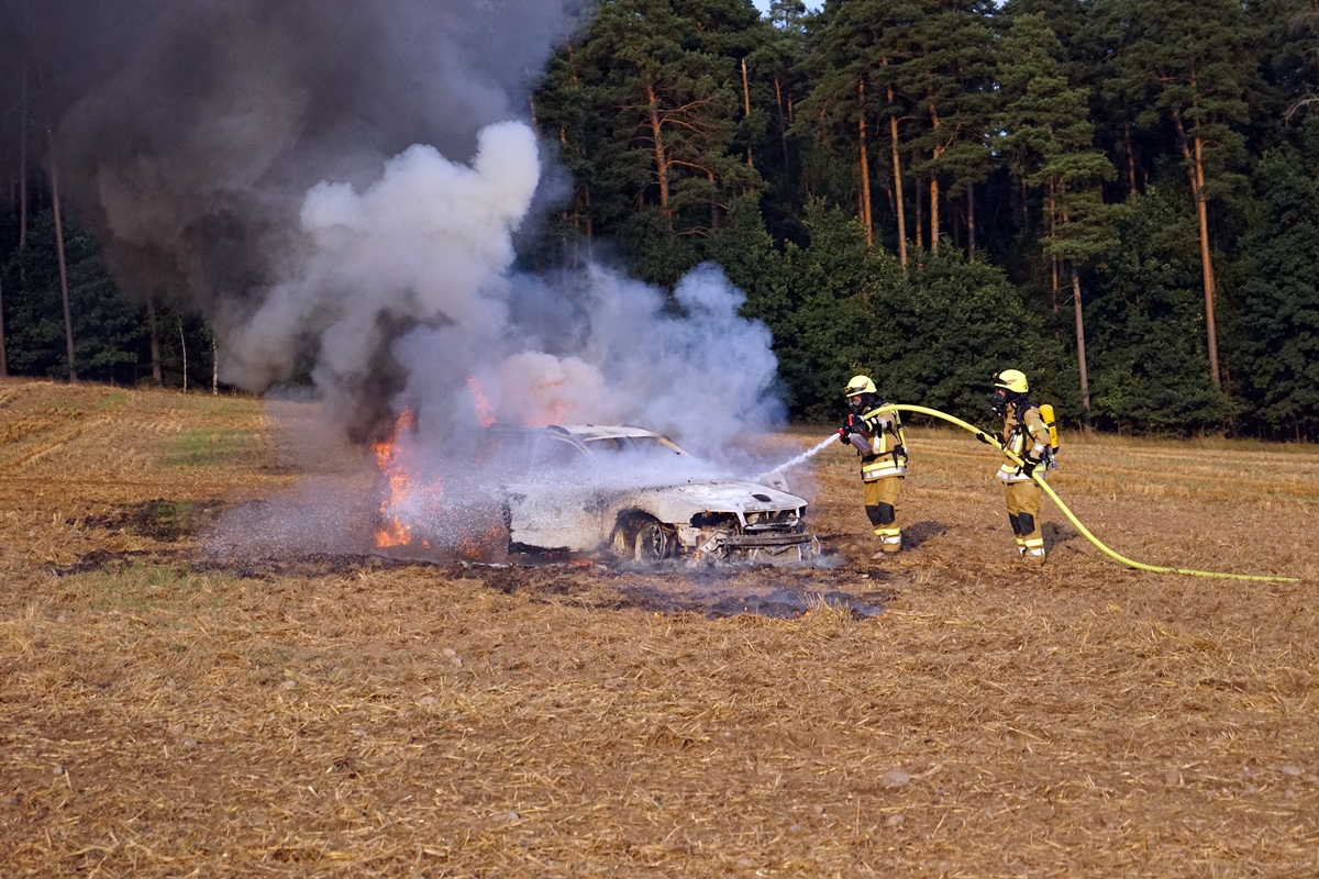 Feuerwehr Kaltenbrunn im Einsatz: Audi brennt auf einem Feld