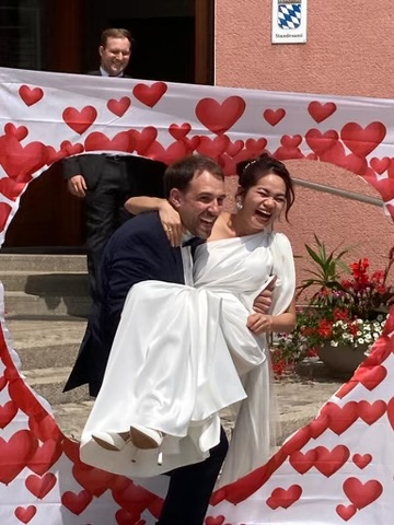 Manuel und Ngan geben sich vor der aus Südvietnam angereisten Familie das Ja-Wort