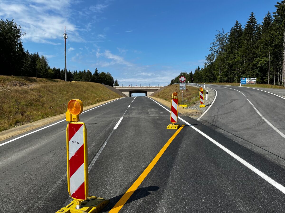 Hessenreuther Berg: Freie Fahrt für Autos – Sicherer Übergang für Hase, Hirsch und Reh