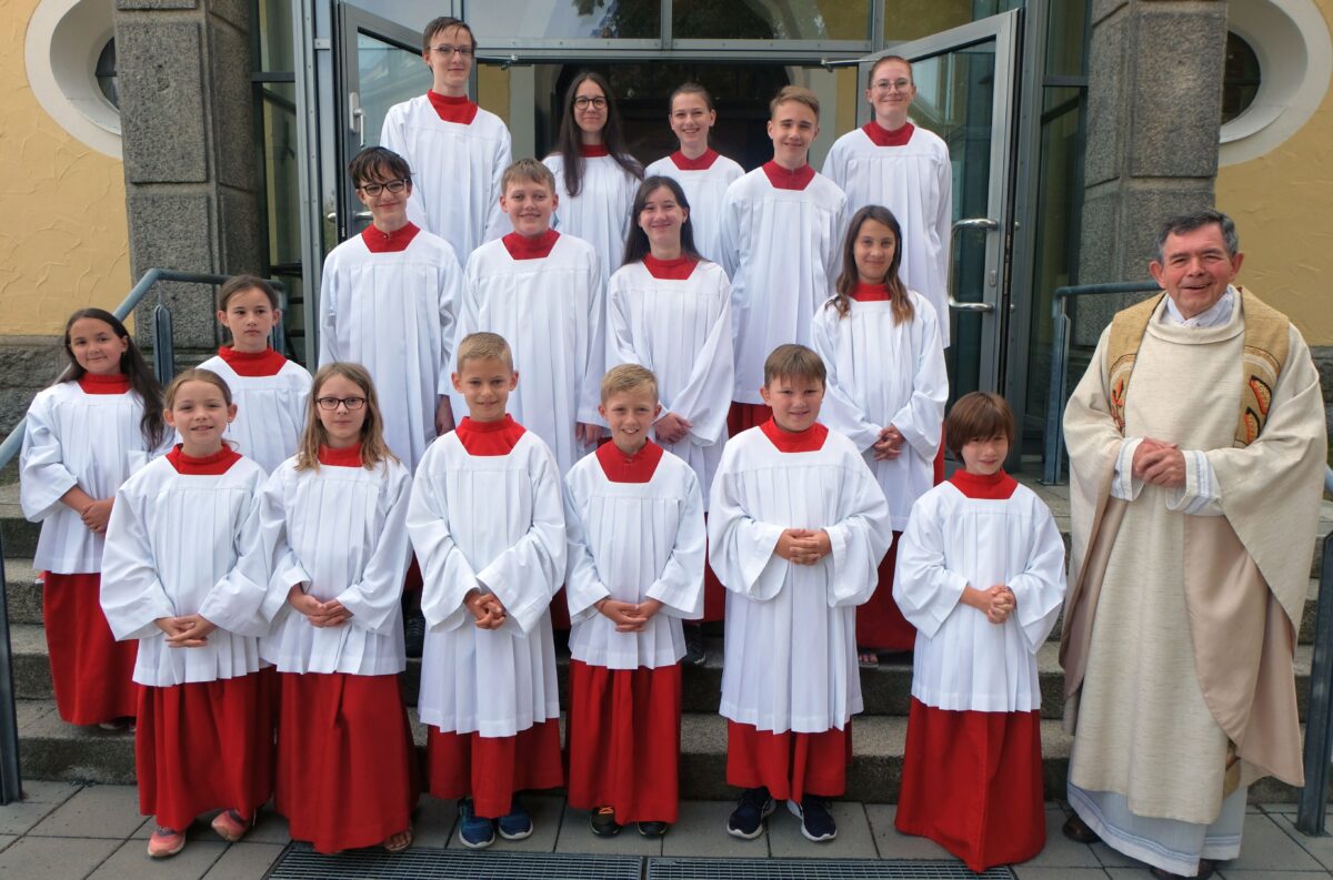 Sieben neue Ministranten in der Flosser Pfarrgemeinde