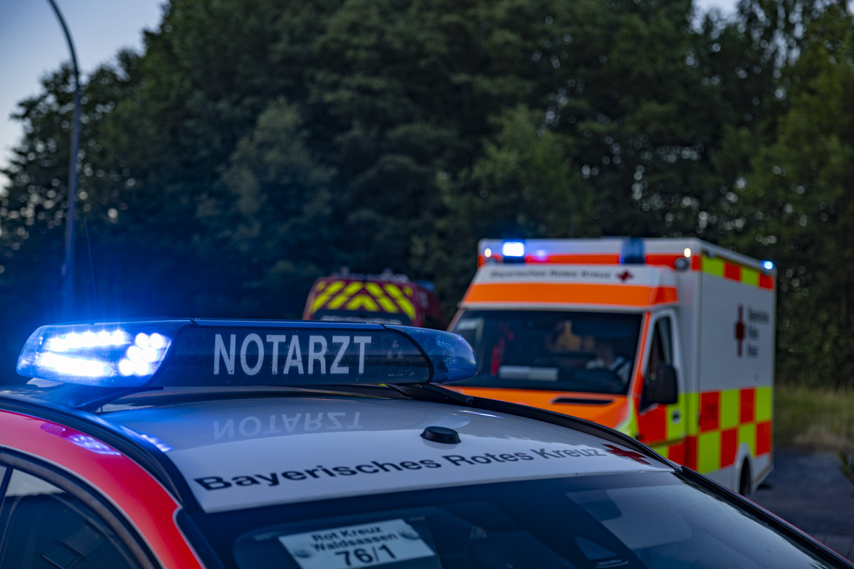 Pfefferspray auf Kirchweih: Zahlreiche Einsatzfahrzeuge behindern den Verkehr