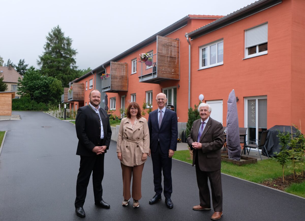 Regierungspräsident macht Abstecher zum Flosser Bauverein