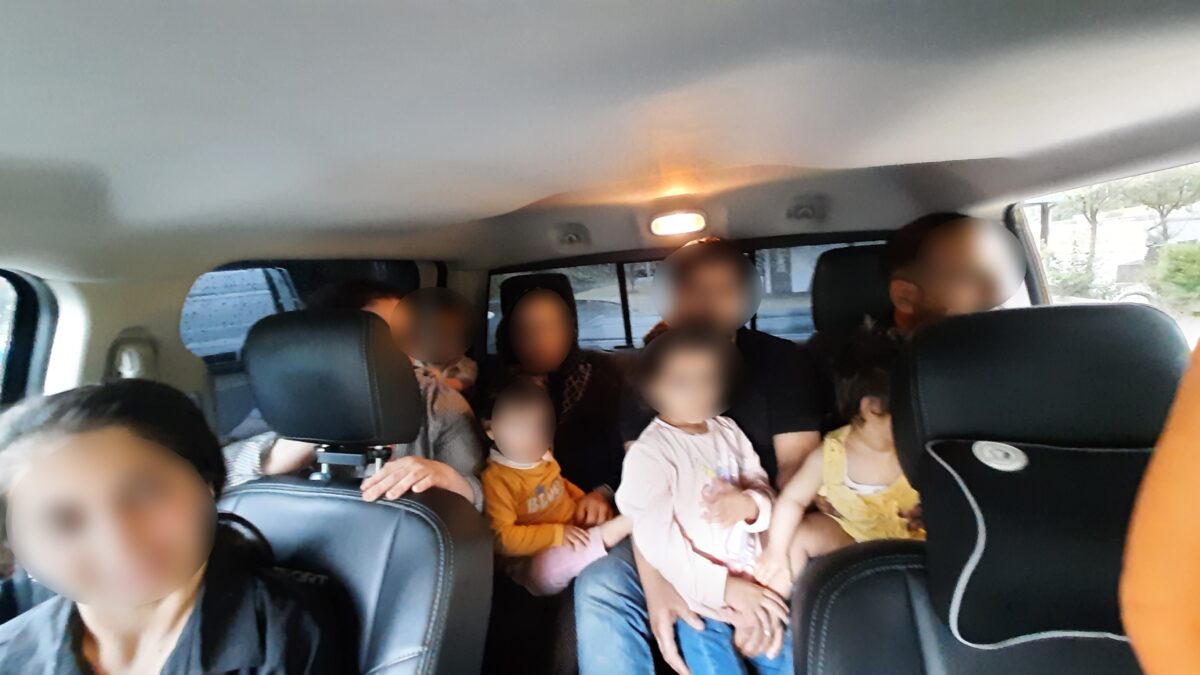 In Pick-up gepfercht: Polizei befreit Familie