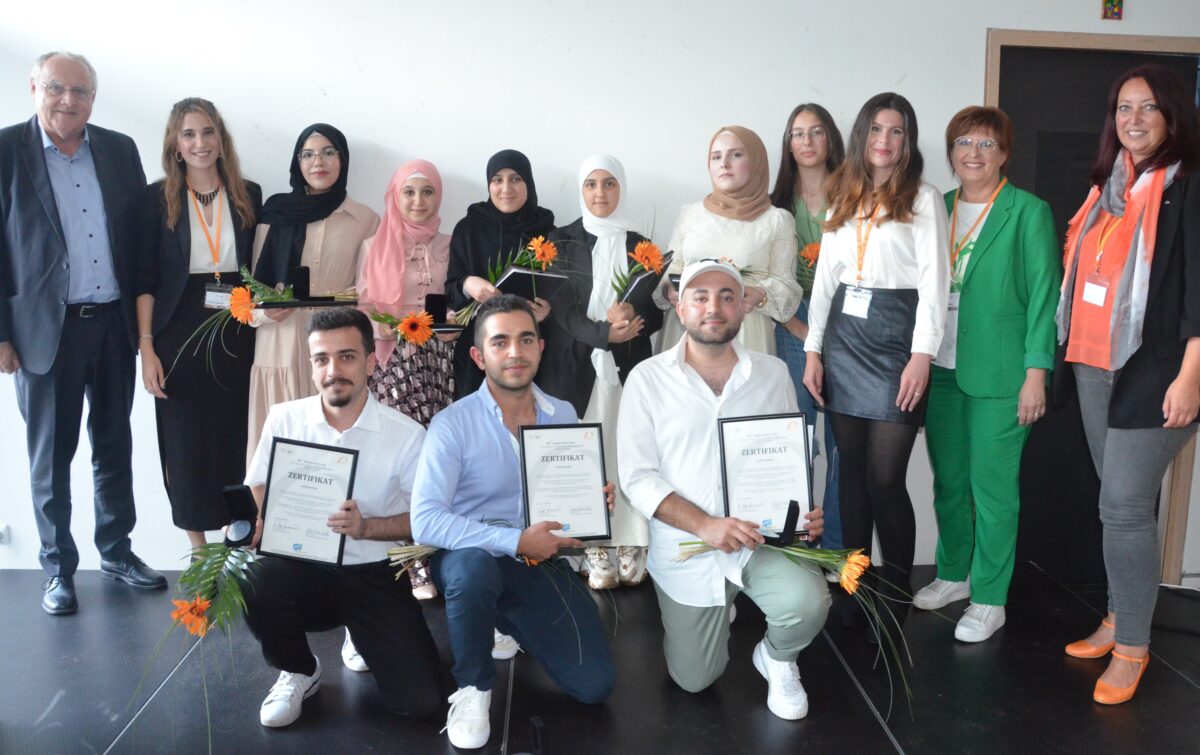 Frischgebackene W³issensträgerinnen und W³issensträger erhalten Zertifikate