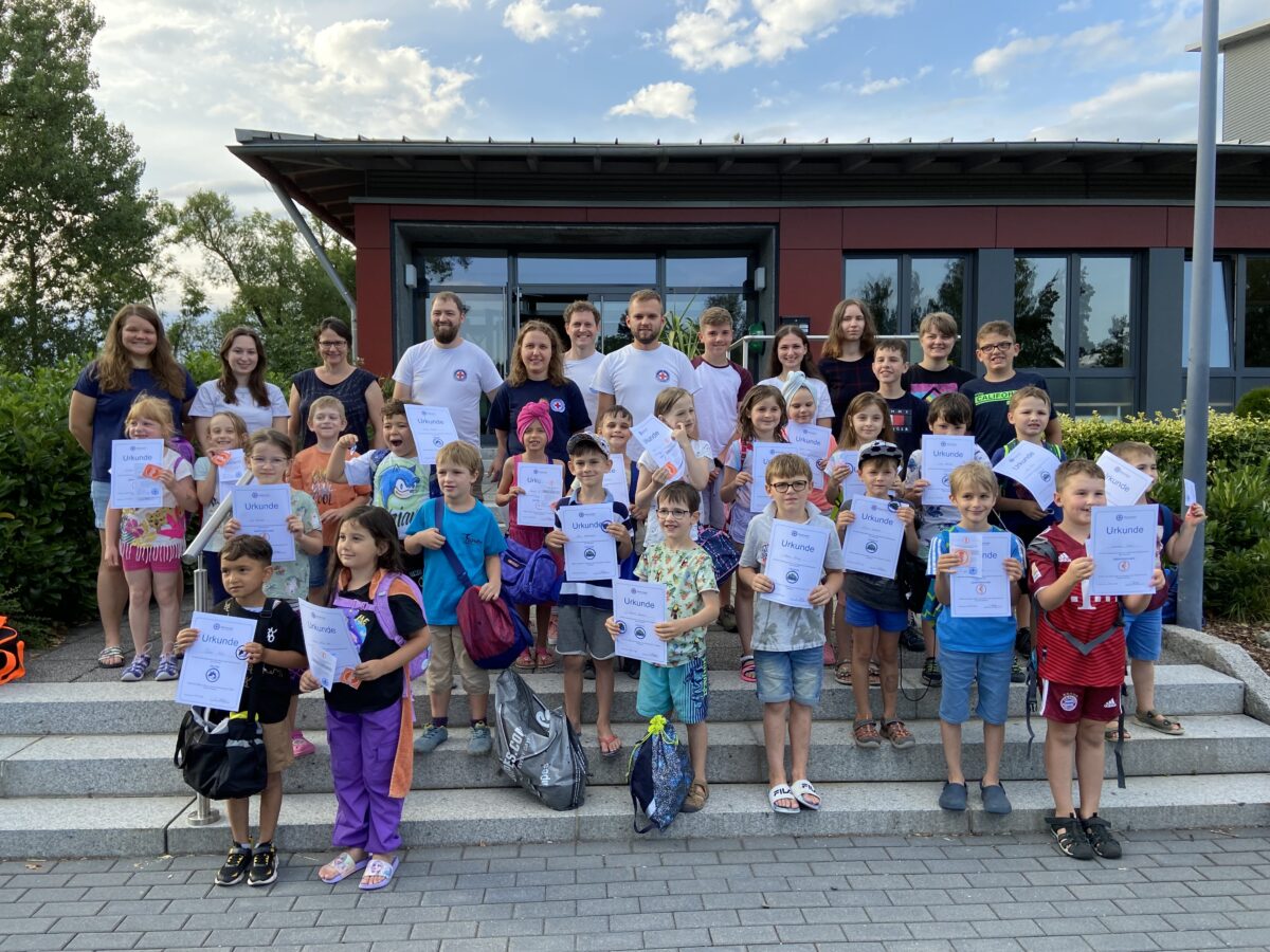 Wasserwacht Weiherhammer bringt Kindern das Schwimmen bei