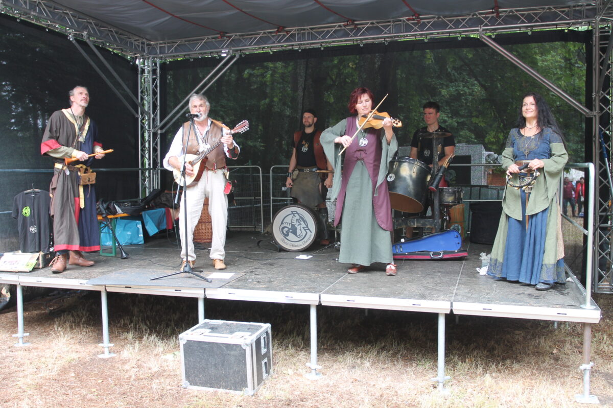 Reges Treiben auf der Burg Schellenberg