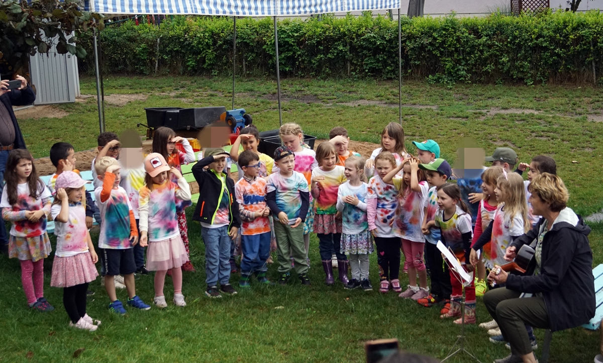 Vorschulkinder sagen tränenreich „Auf Wiedersehen“