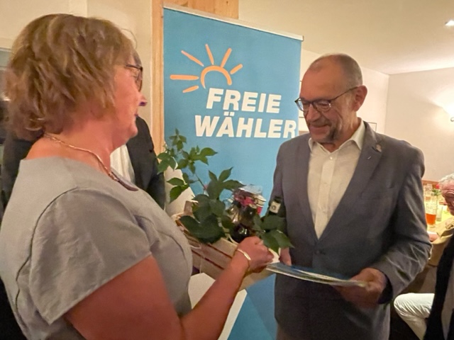 Ehrennadel in Platin – hohe Auszeichnung für Karl Lorenz