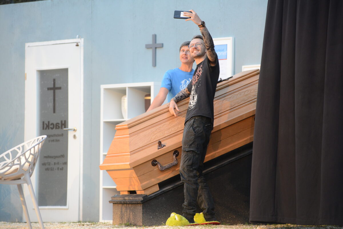 Rabenschwarz &amp; saukomisch – Basalttheater trumpfte wieder auf