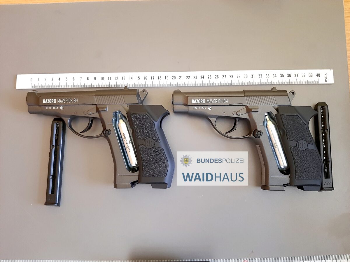 Zwei Druckluftpistolen und vier Springmesser – Bundespolizei stellt verbotene Waffen sicher