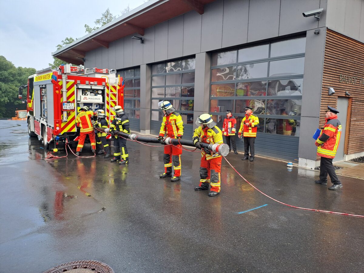 Leistungsprüfung bei strömenden Regen – Feuerwehr bei jedem Wetter einsatzbereit