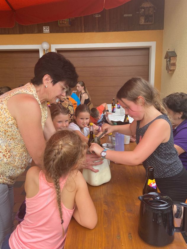 Die Kids beim Ausbuttern: Angeleitet von Irmi Bauer eine spannende Stunde. Foto: Robert Dotzauer