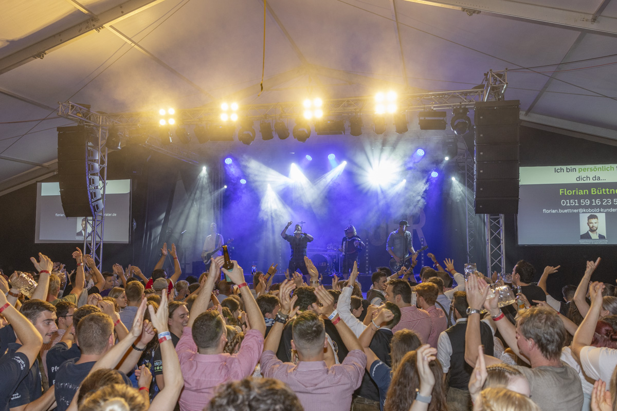Die Troglauer Buam heizen bei der Flosser Kirwa ordentlich ein
