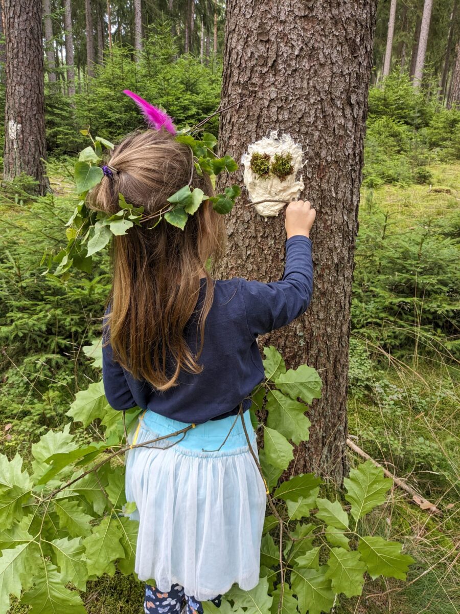 Zwischen Waldgesichtern und Ninja-Parcours: Austoben im Wald