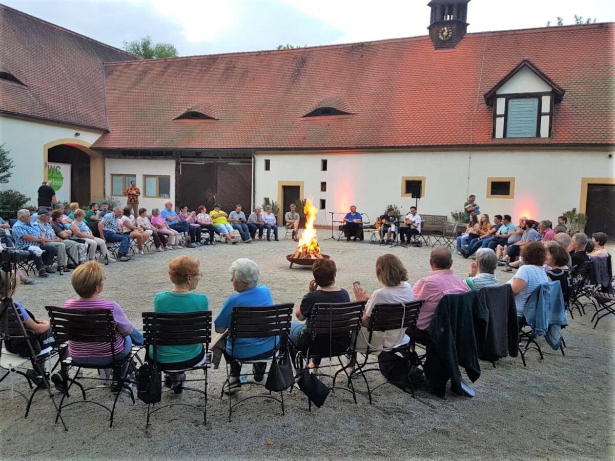 Ein spannendes Kastler Kulturformat: Lagerfeuergeschichten im Schlosshof