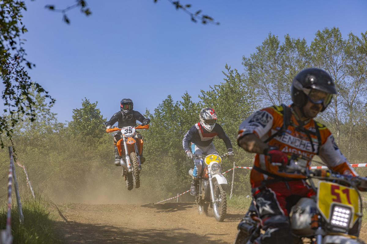 Tollkühne Mofafahrer tragen ein spektakuläres Rennen in Neukirchen aus