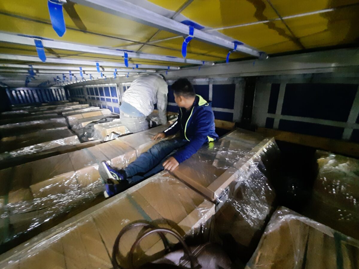 Schleusung Eine Schleusung von letzter Woche: Auf einem türkischen Laster beladen mit Nüssen, fanden Bundespolizisten aus Waidhaus drei Nepalesen. Foto: Bundespolizei Waidhaus
