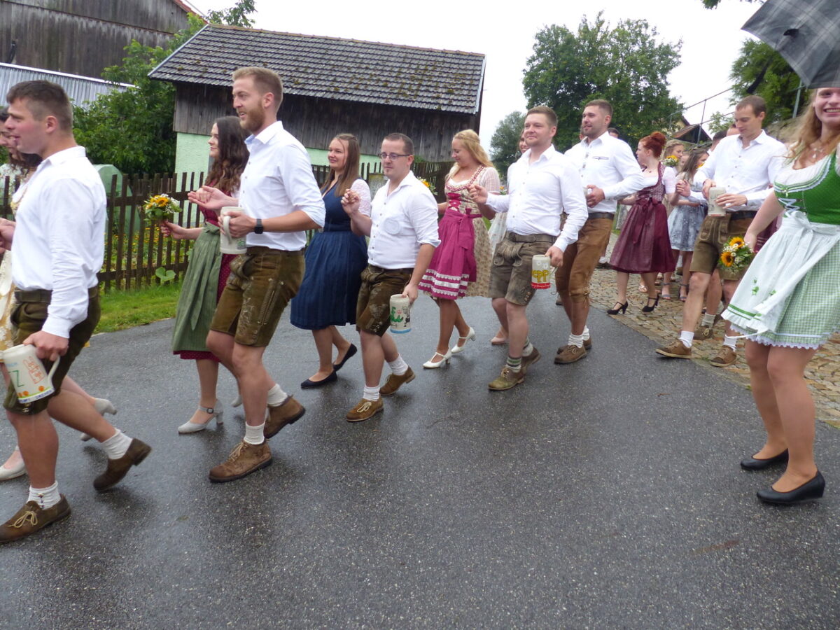 Roßwampenkirwa: wetterfeste und bestens gelaunte Kirwaleit'