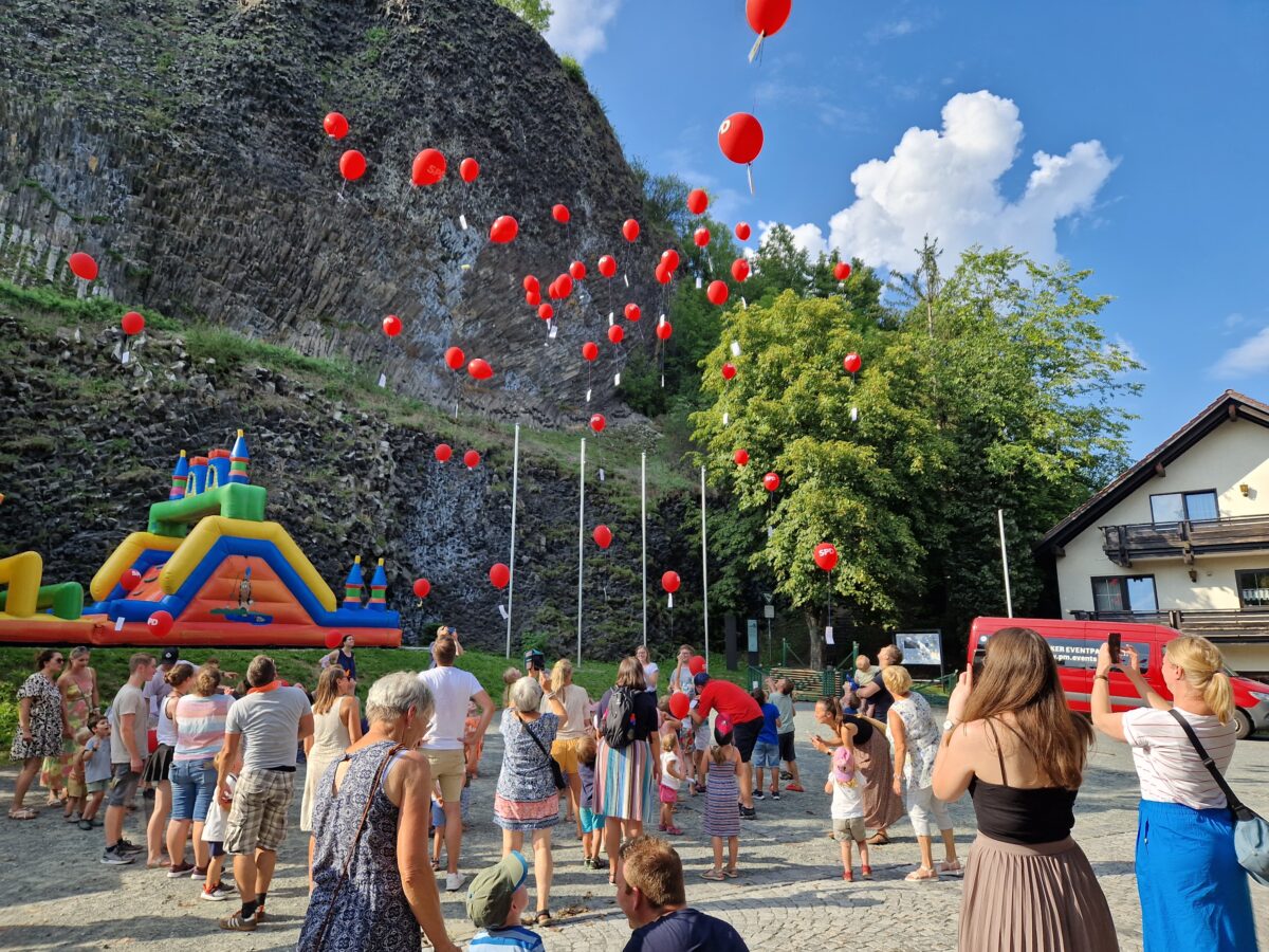 Aufruf zur Rückgabe der Karten des Luftballon-Weitfluges