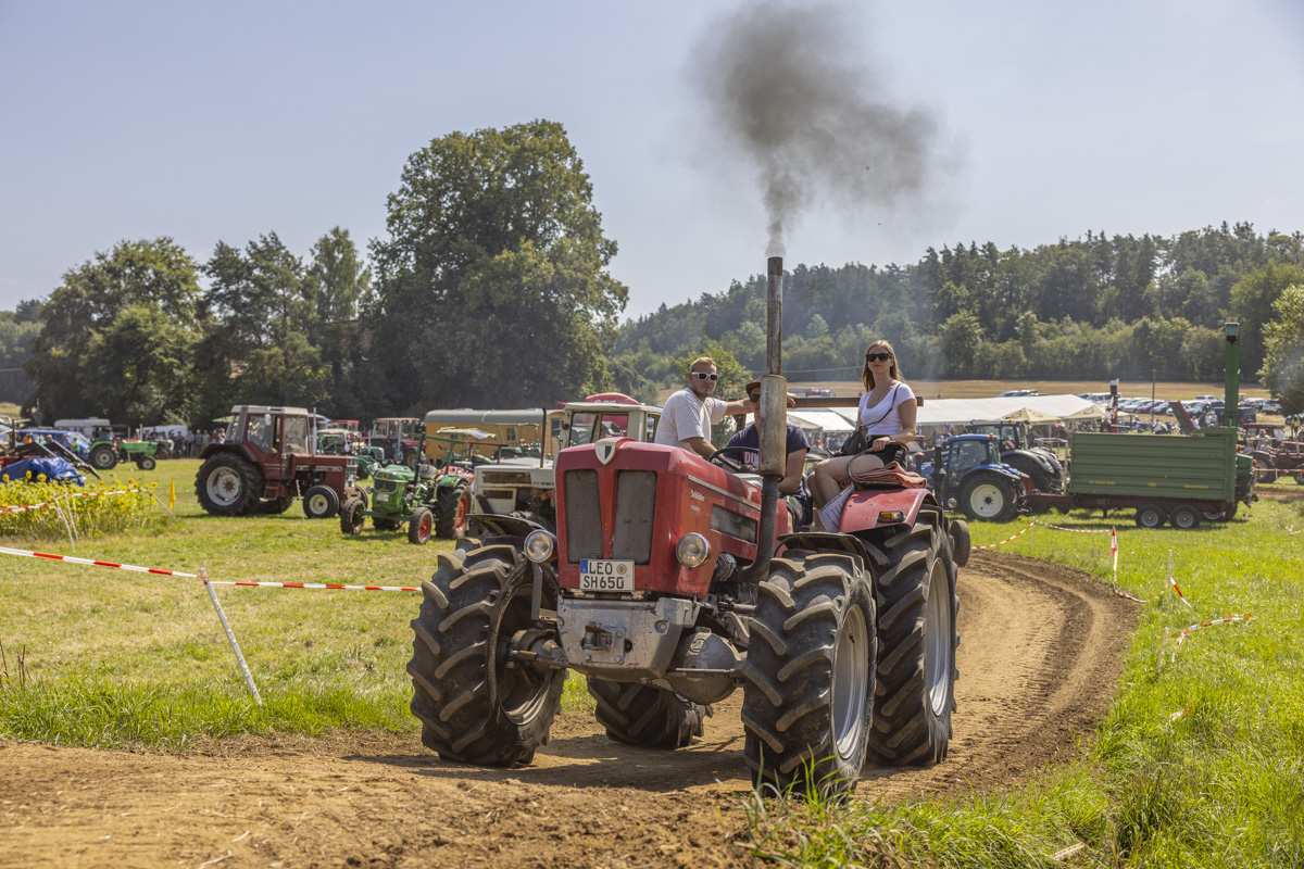 Ein Schleppertreffen der Superlative: 300 Bulldogs rollen durch die Oberpfalz