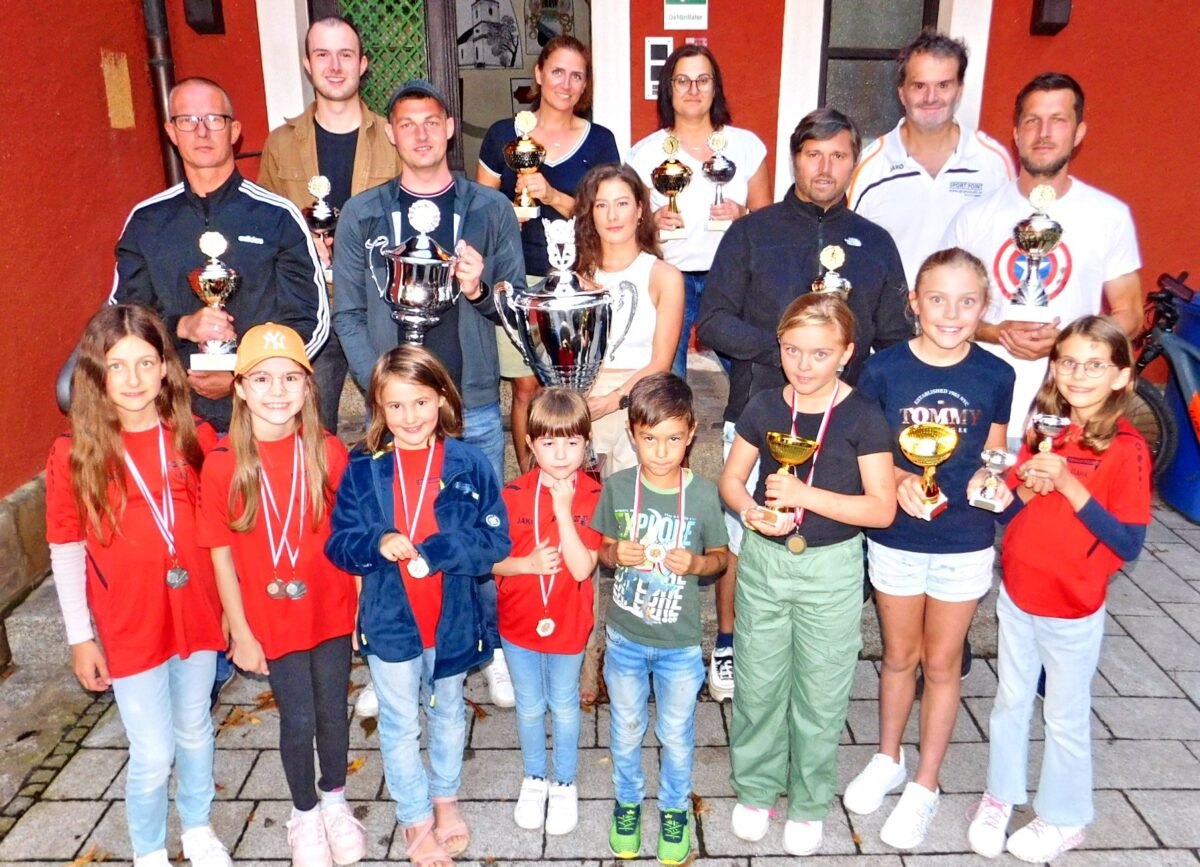 Tennisclub Oberbibrach zeichnet seine zahlreichen Vereinsmeister aus