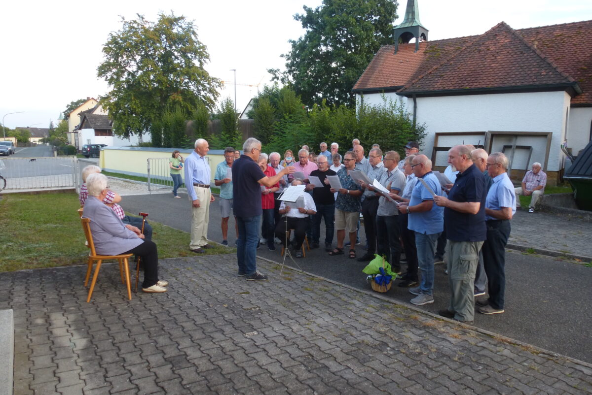 Herzlichen Glückwunsch! Die Gratulanten standen bei Alfons Bogner Schlange