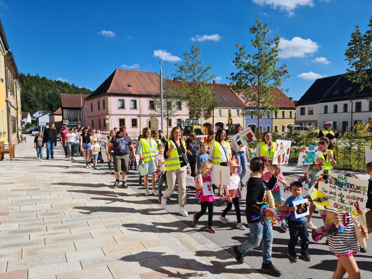 Demo der Kleinsten: Kinder demonstrieren für Kinderrechte