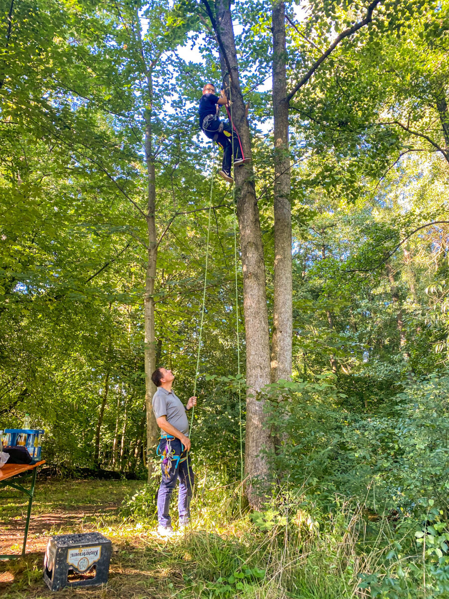 Bäume hochklettern und über Bäche abseilen: Spannender Nachmittag an der Haidenaab