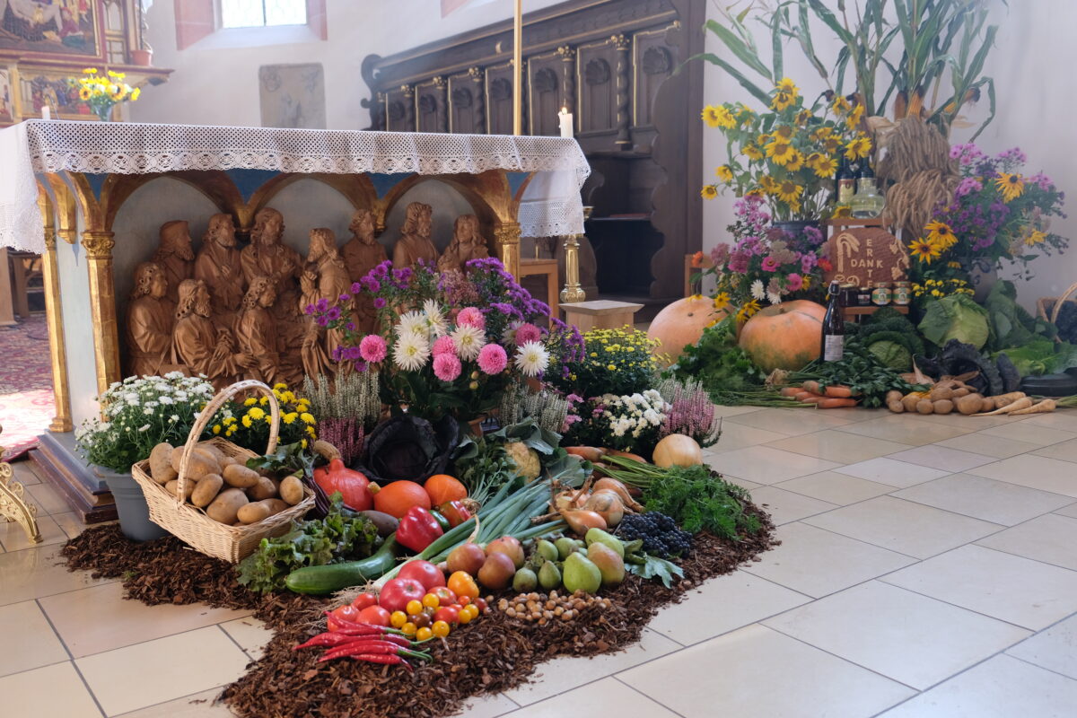 Farbenfroher Altar lässt Kirche in neuer Pracht erscheinen