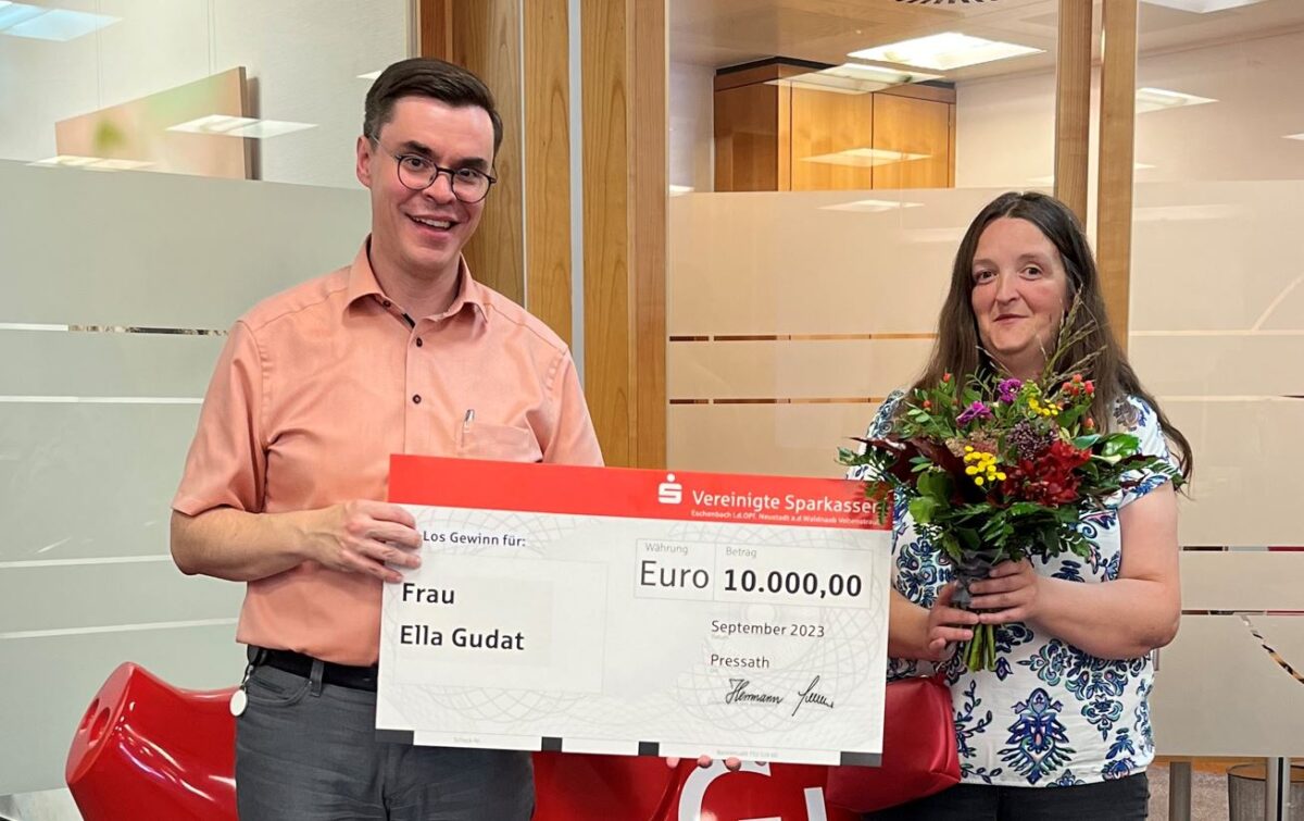 Los-Einsatz zahlt sich aus - 10.000 Euro Gewinn für PS-Sparerin