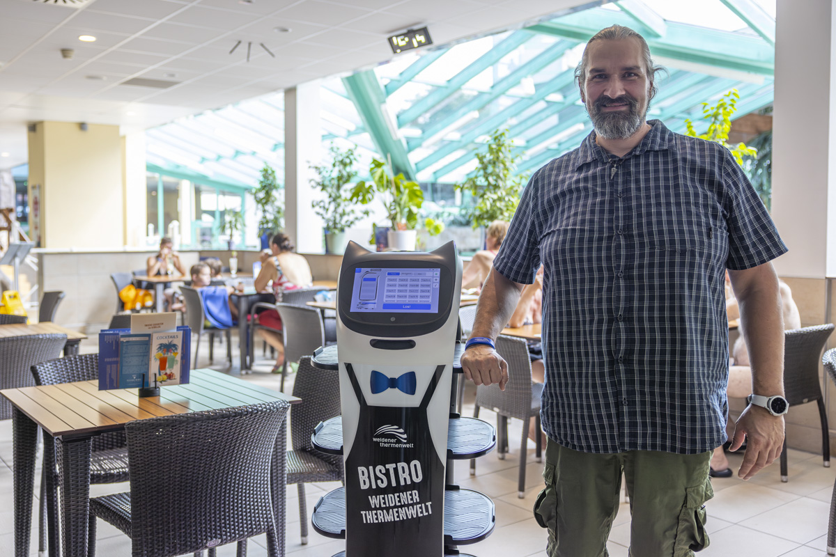 Groß und Klein lieben die neue Roboter-Bedienung in der Weidener Thermenwelt