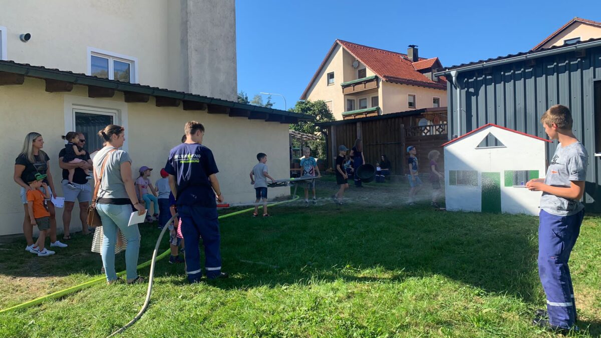 Kinder spielen Feuerwehr