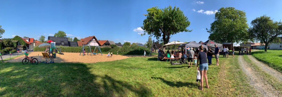 Anpacken statt lamentieren: Dorfgemeinschaft feiert ihren Spielplatz