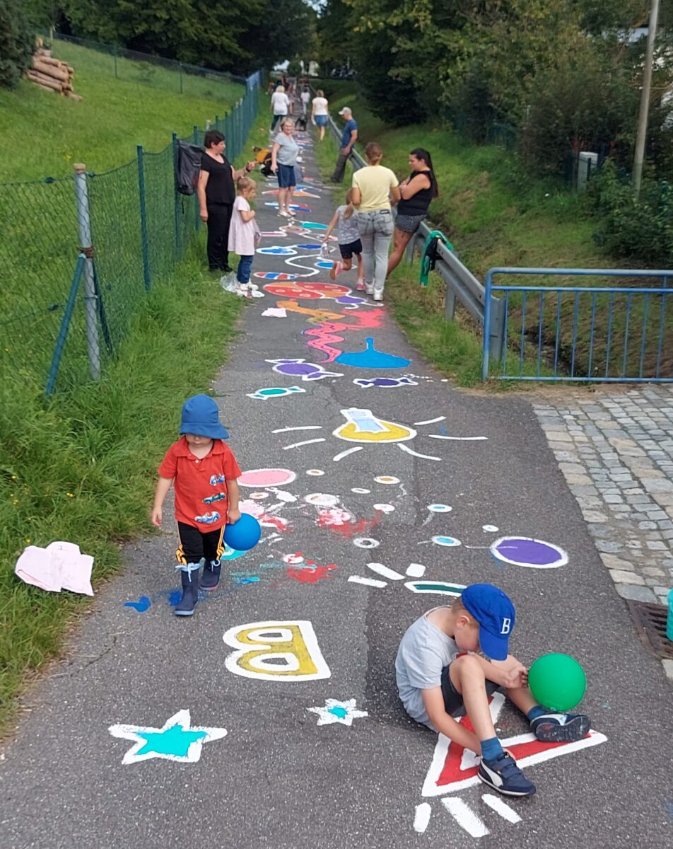 Junge Künstler verzieren die Straßen