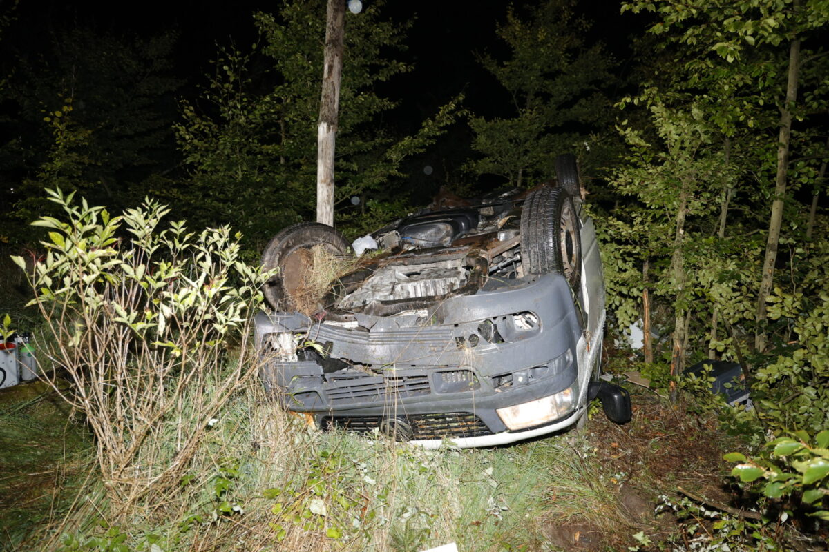 Tödlicher Verkehrsunfall: Fahrer (27) aus Transporter geschleudert