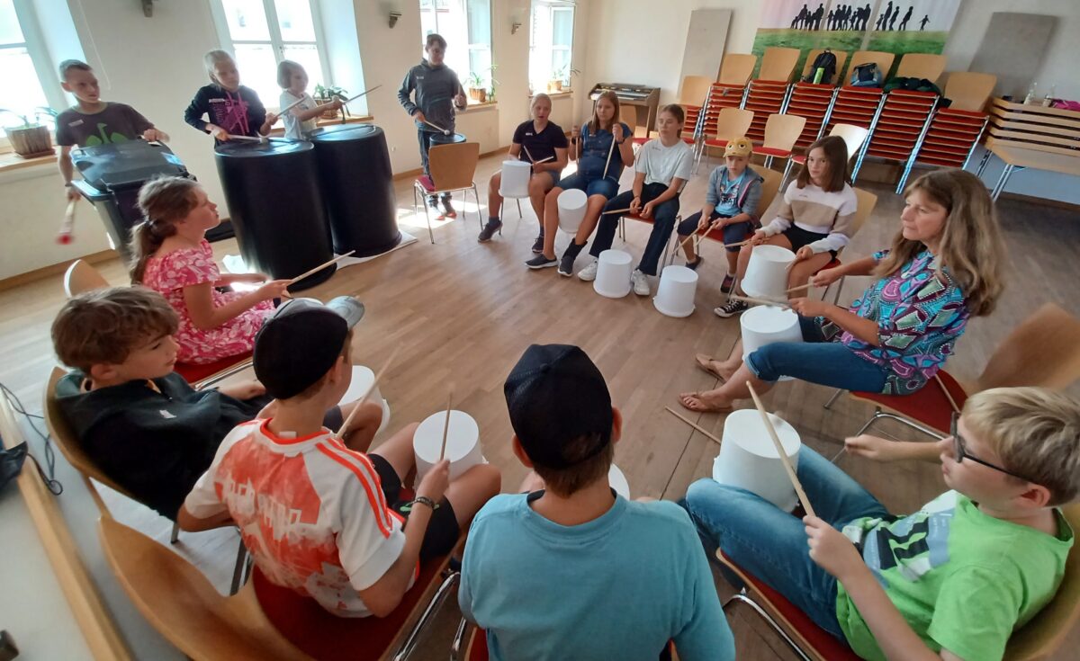 Let´s stomp! - Kinder bringen Kohlberger Gemeindehaus zum Beben