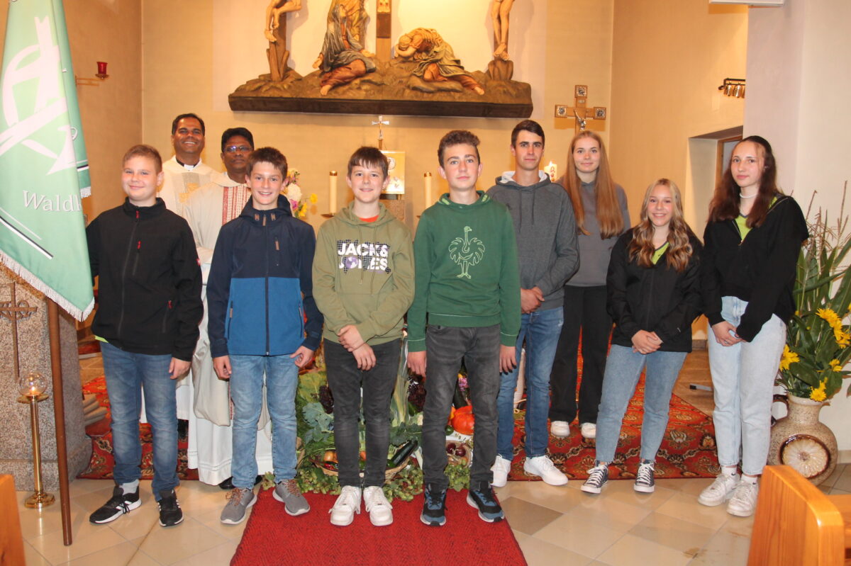 Jugendliche schenken dem Pfarrer ein Lächeln