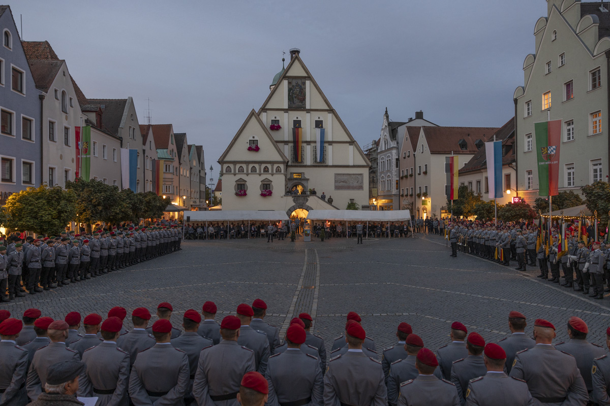 Die ersten von zukünftig 550 Soldaten feiern ihren neuen Standort Weiden