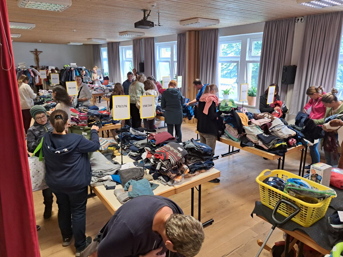 Fast hundert Verkäufer beim ersten Flossenbürger Basar für Kinderkleidung