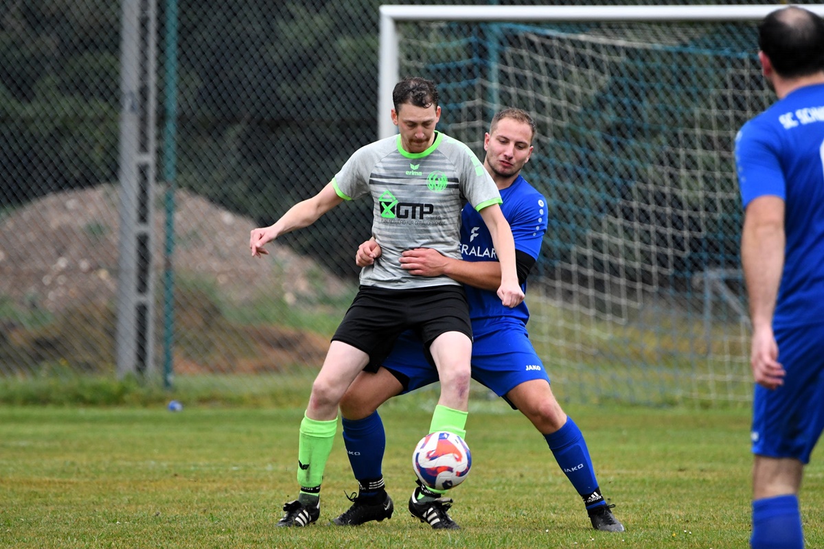 Johannes Wolf vom SV Neusorg behauptet sich gegen Dominik Klein aus Schwarzenbach Foto: Dagmar Nachtigall