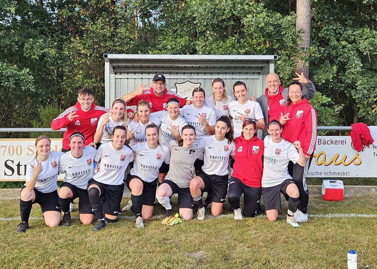 Damenkickerinnen des SC Luhe Wildenau feiern dritten Sieg im dritten Spiel