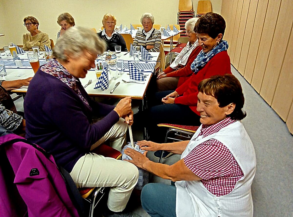 Katholischer Frauenbund Schirmitz beim „Ausbuttern“